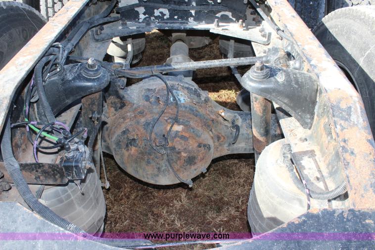 image for item L2397 2005 Peterbilt 379 semi truck