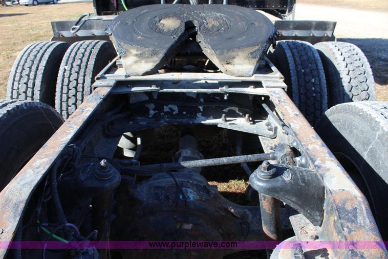 image for item L2397 2005 Peterbilt 379 semi truck