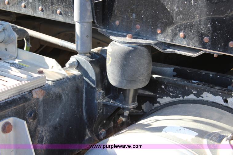 image for item L2397 2005 Peterbilt 379 semi truck