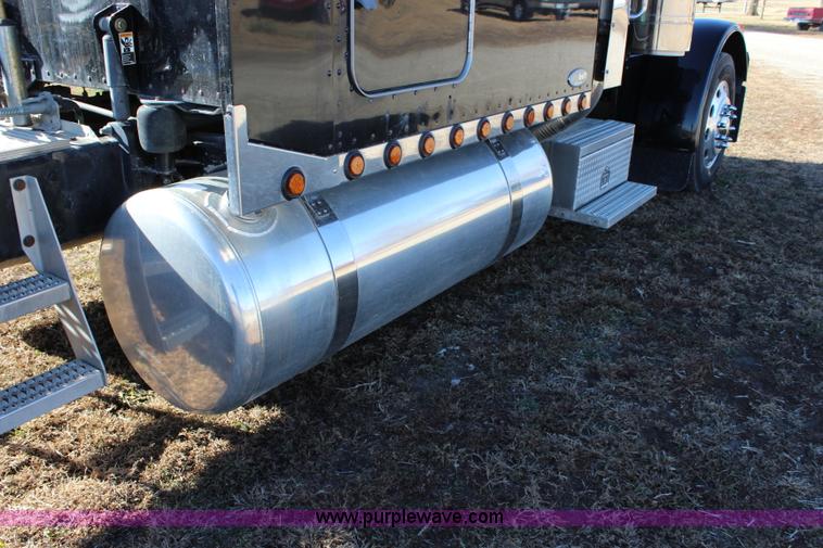 image for item L2397 2005 Peterbilt 379 semi truck
