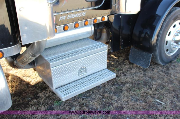 image for item L2397 2005 Peterbilt 379 semi truck
