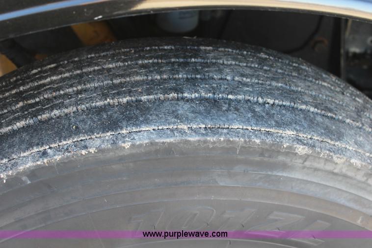 image for item L2397 2005 Peterbilt 379 semi truck