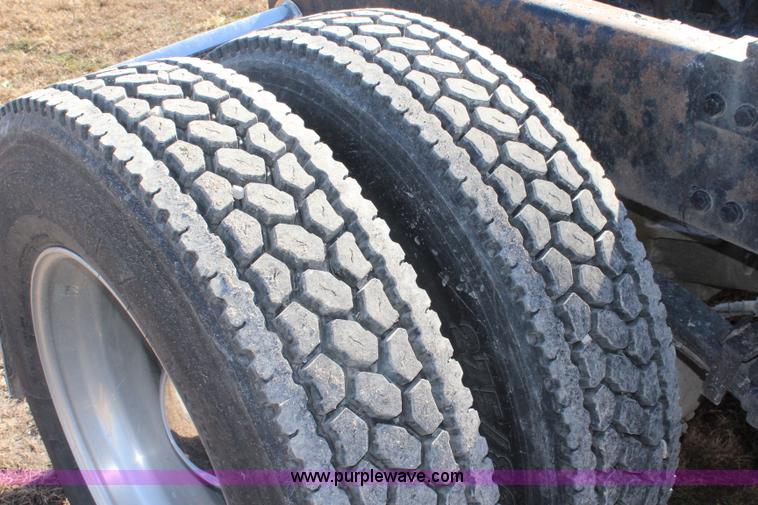 image for item L2397 2005 Peterbilt 379 semi truck