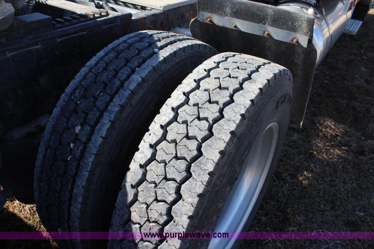 image for item L2397 2005 Peterbilt 379 semi truck