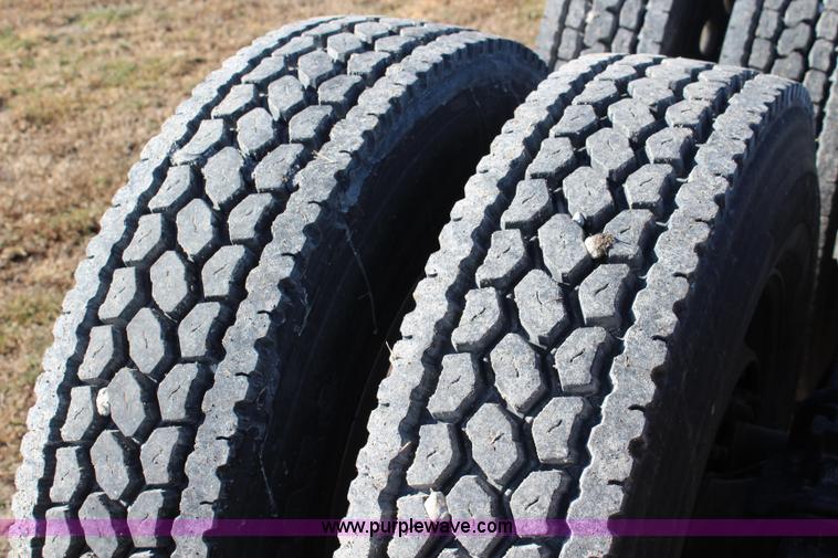 image for item L2397 2005 Peterbilt 379 semi truck