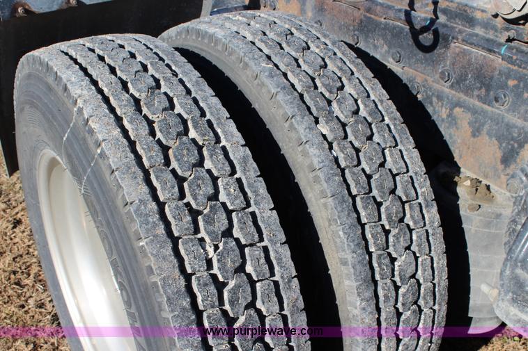 image for item L2397 2005 Peterbilt 379 semi truck