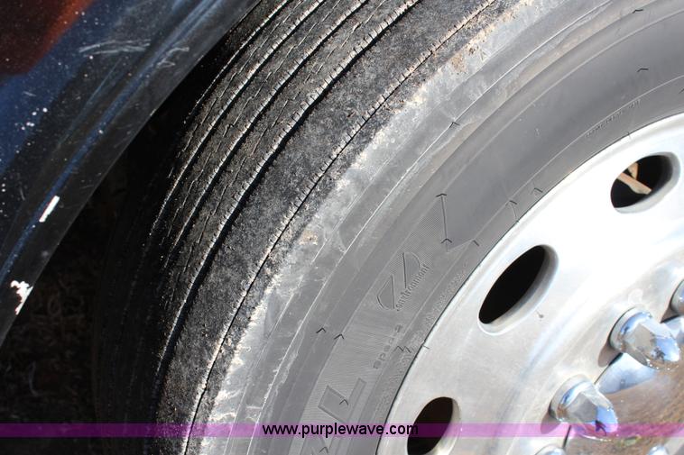 image for item L2397 2005 Peterbilt 379 semi truck