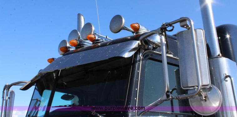 image for item L2397 2005 Peterbilt 379 semi truck