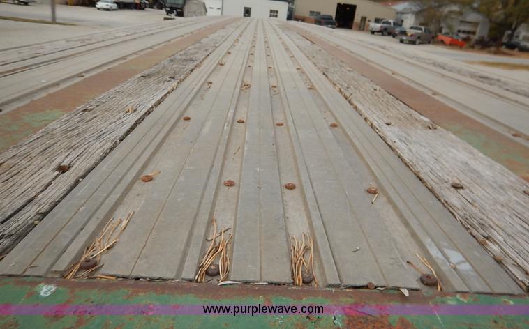 image for item L3509 2001 Great Dane flatbed trailer