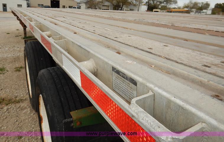 image for item L3509 2001 Great Dane flatbed trailer