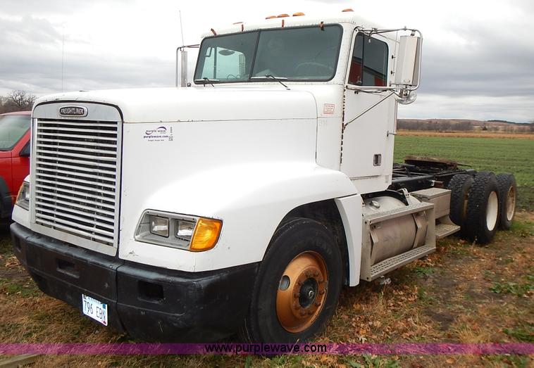 image for item L3569 1990 Freightliner FLD semi truck