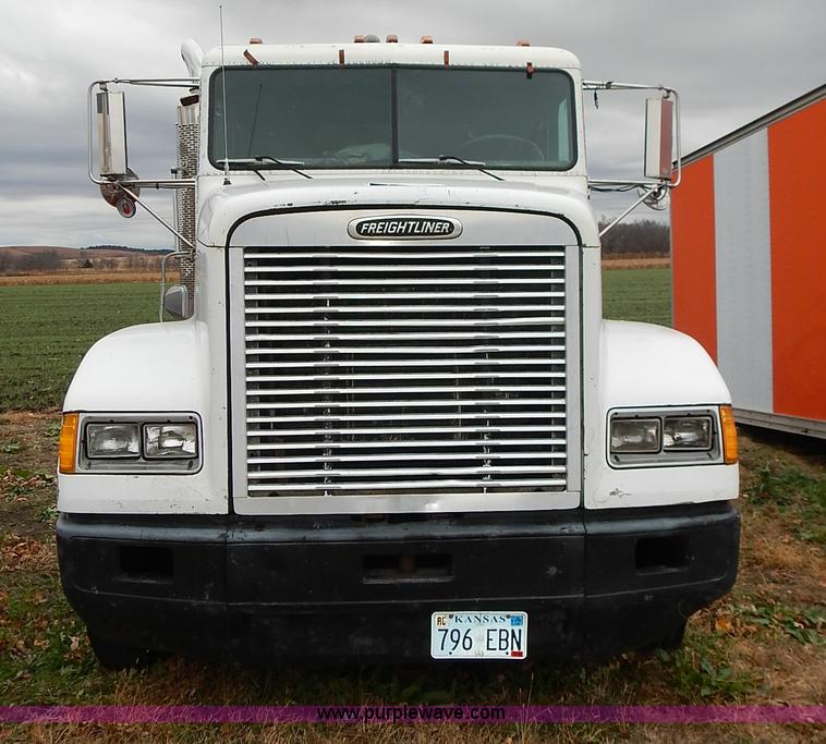 image for item L3569 1990 Freightliner FLD semi truck