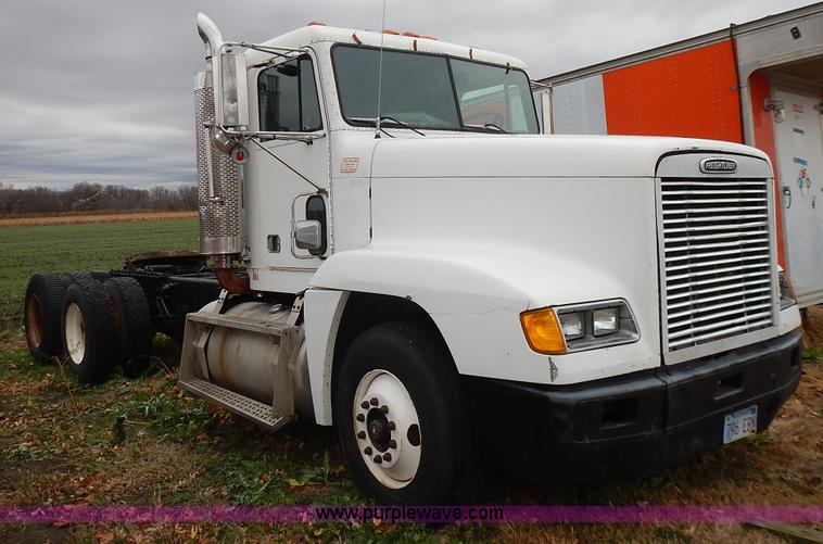 image for item L3569 1990 Freightliner FLD semi truck