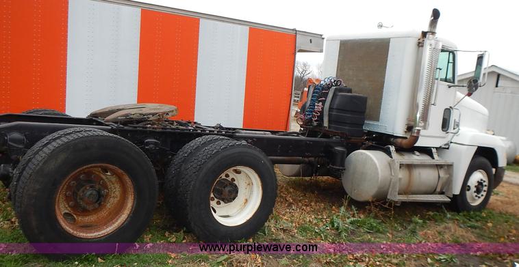 image for item L3569 1990 Freightliner FLD semi truck