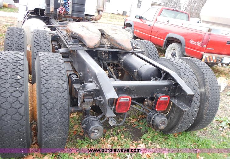 image for item L3569 1990 Freightliner FLD semi truck