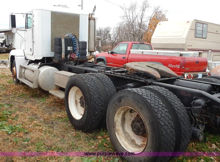 image for item L3569 1990 Freightliner FLD semi truck