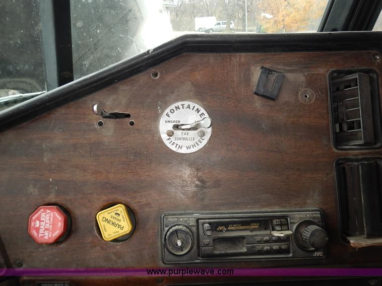 image for item L3569 1990 Freightliner FLD semi truck