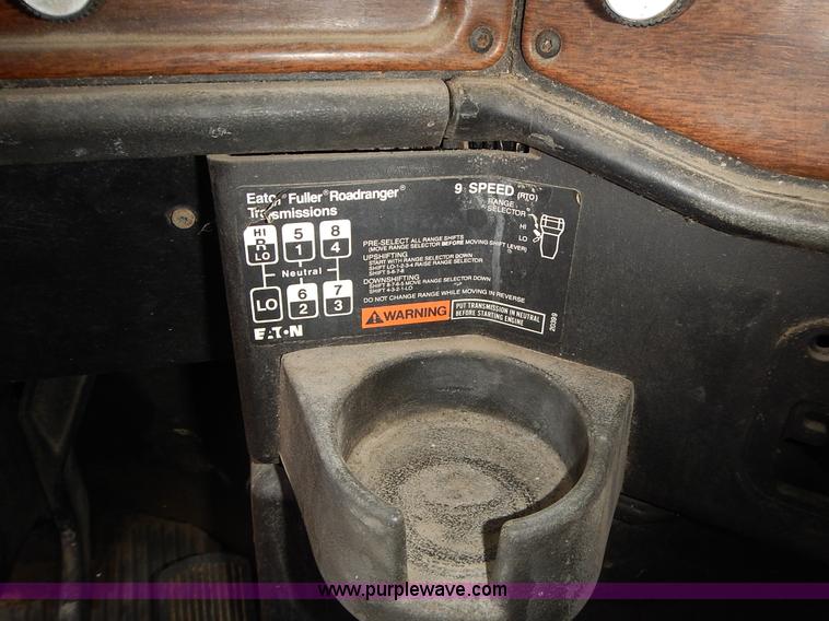 image for item L3569 1990 Freightliner FLD semi truck