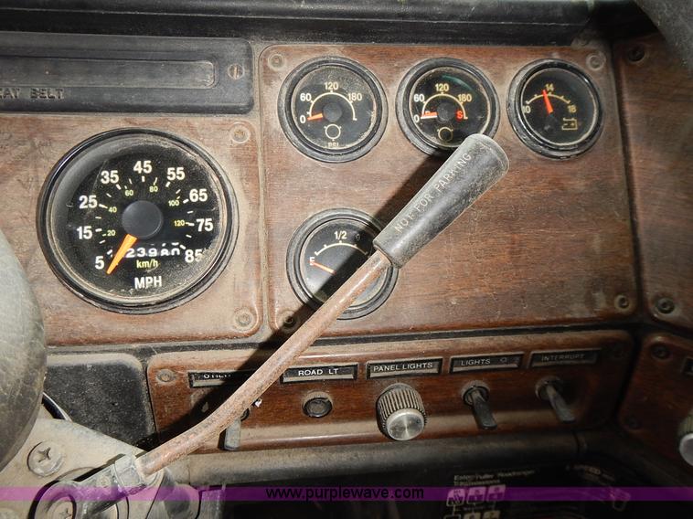 image for item L3569 1990 Freightliner FLD semi truck