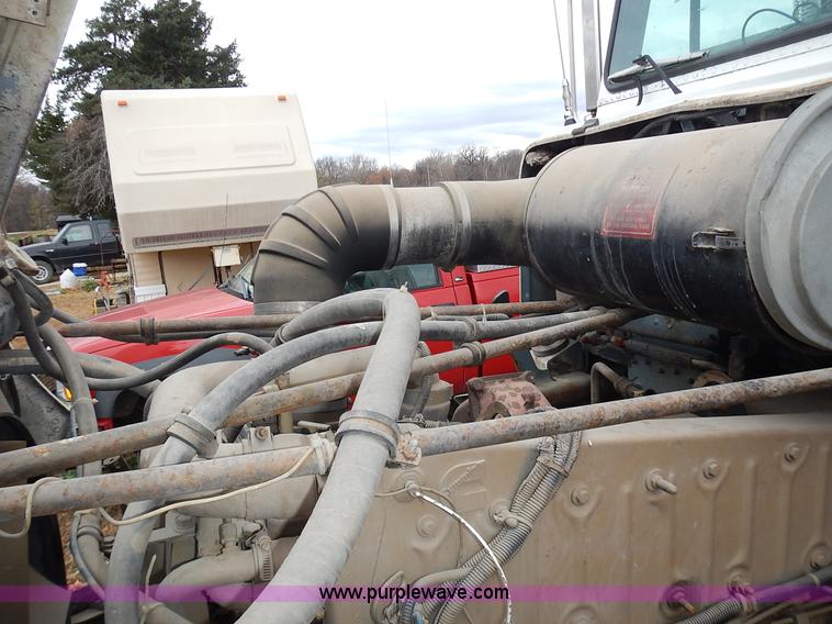 image for item L3569 1990 Freightliner FLD semi truck