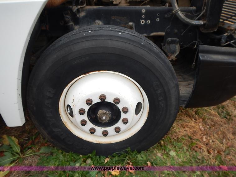 image for item L3569 1990 Freightliner FLD semi truck