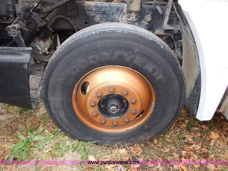 image for item L3569 1990 Freightliner FLD semi truck