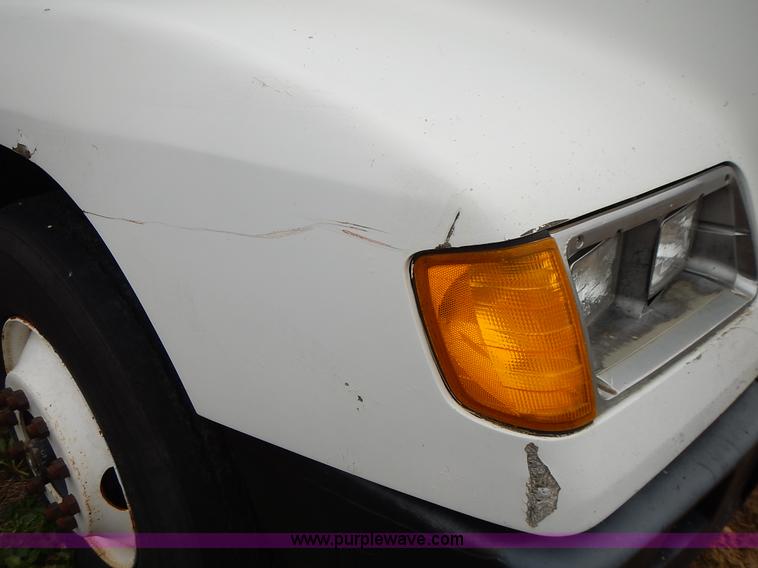 image for item L3569 1990 Freightliner FLD semi truck