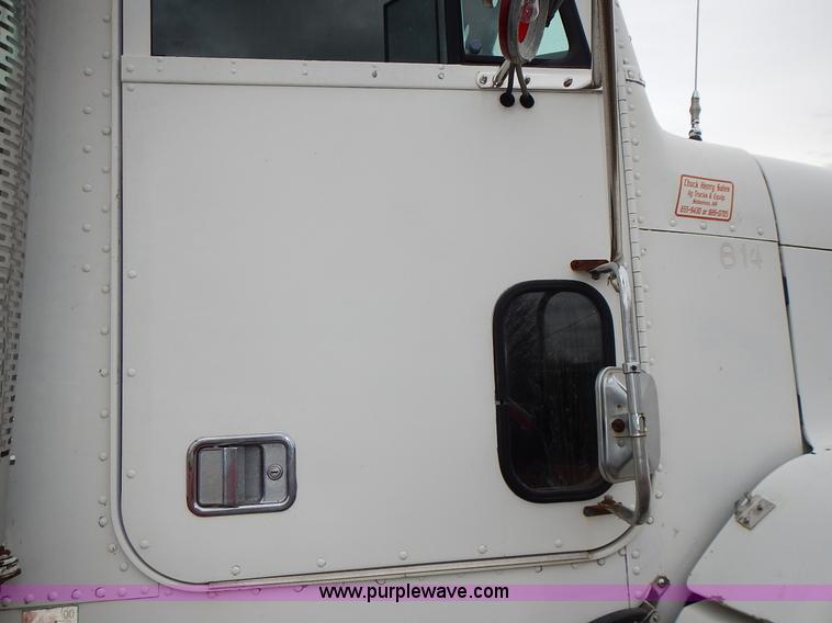 image for item L3569 1990 Freightliner FLD semi truck