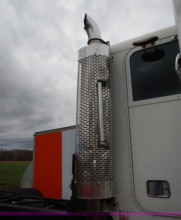 image for item L3569 1990 Freightliner FLD semi truck