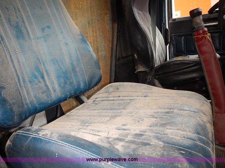 image for item L3569 1990 Freightliner FLD semi truck