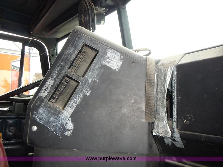 image for item L3569 1990 Freightliner FLD semi truck