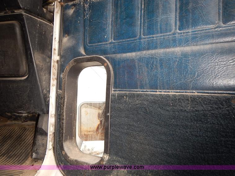 image for item L3569 1990 Freightliner FLD semi truck