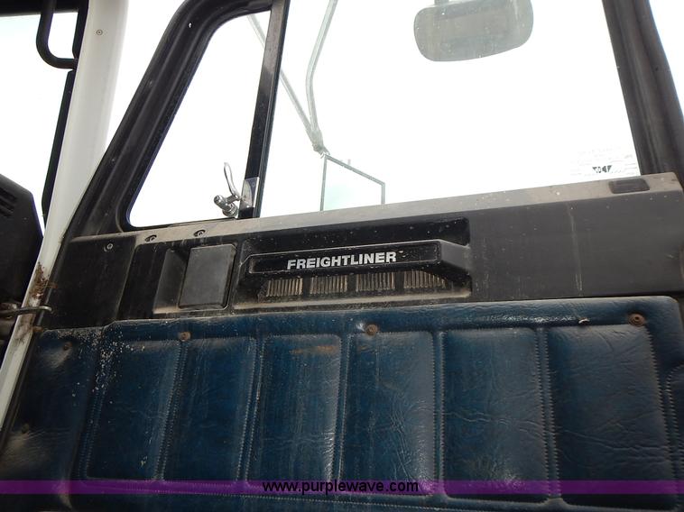 image for item L3569 1990 Freightliner FLD semi truck