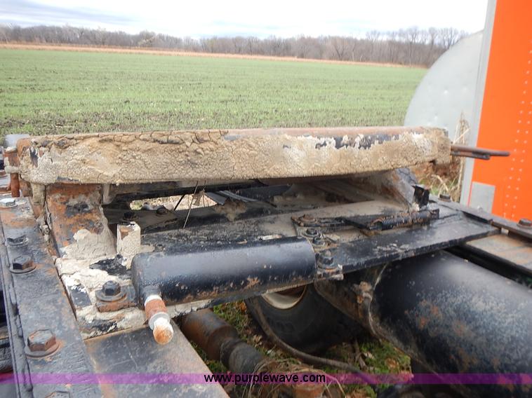 image for item L3569 1990 Freightliner FLD semi truck