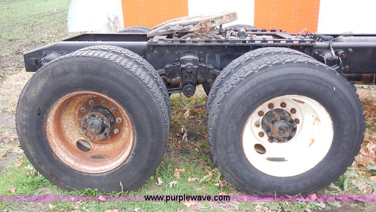 image for item L3569 1990 Freightliner FLD semi truck