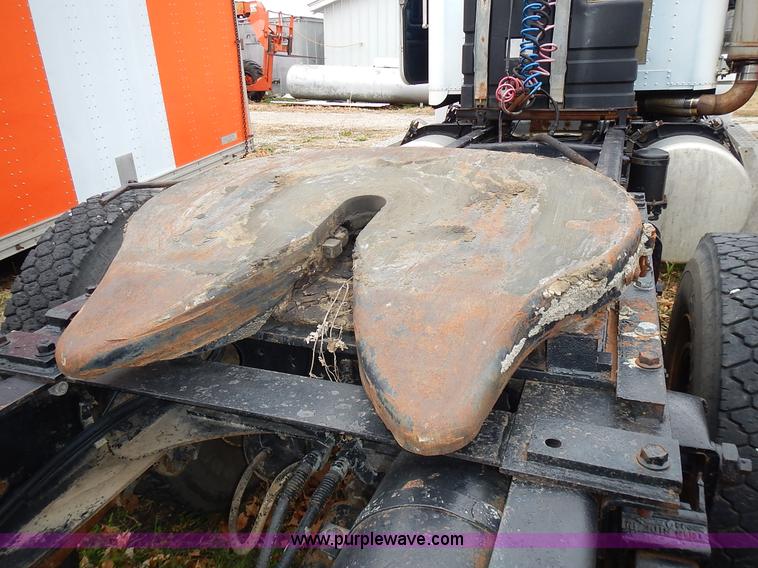 image for item L3569 1990 Freightliner FLD semi truck