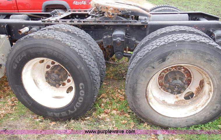 image for item L3569 1990 Freightliner FLD semi truck