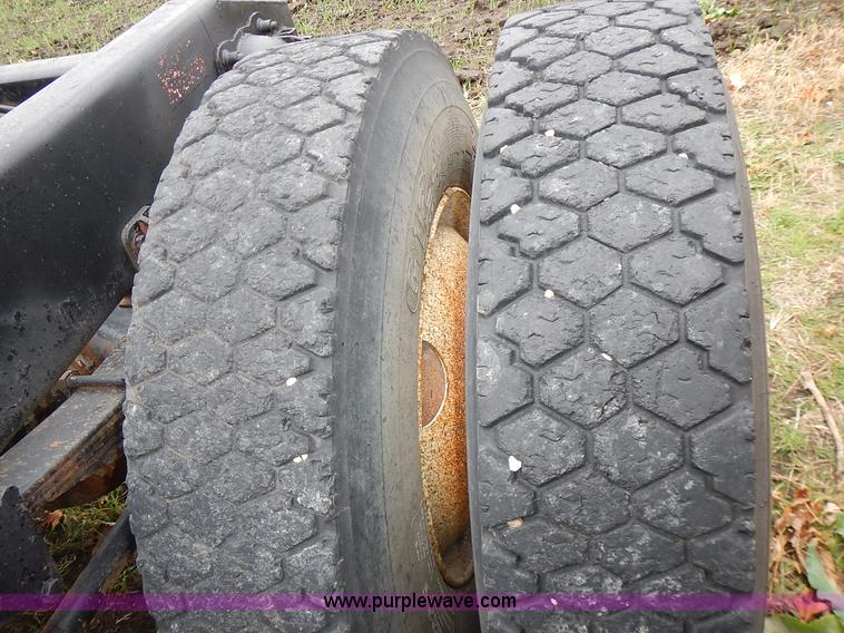 image for item L3569 1990 Freightliner FLD semi truck