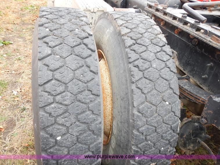 image for item L3569 1990 Freightliner FLD semi truck