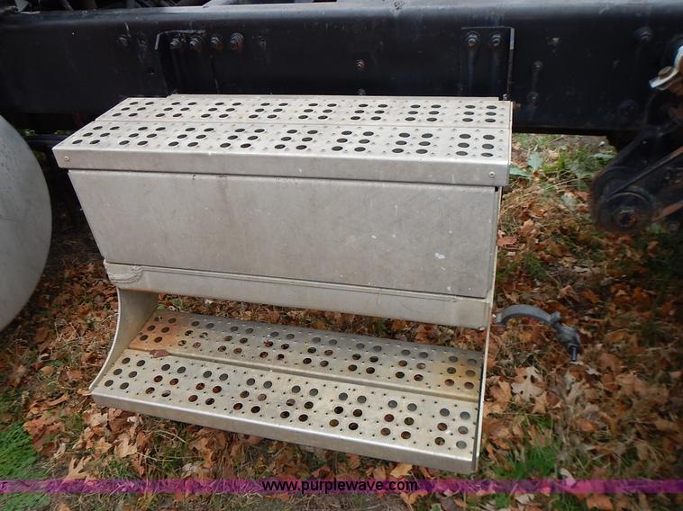 image for item L3569 1990 Freightliner FLD semi truck