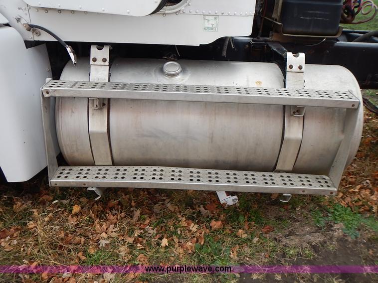 image for item L3569 1990 Freightliner FLD semi truck