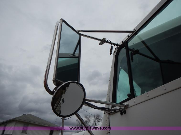 image for item L3569 1990 Freightliner FLD semi truck