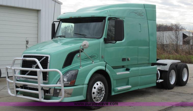 image for item L4534 2010 Volvo VNL semi truck