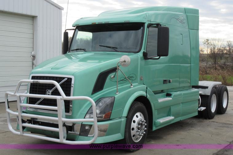 image for item L4534 2010 Volvo VNL semi truck