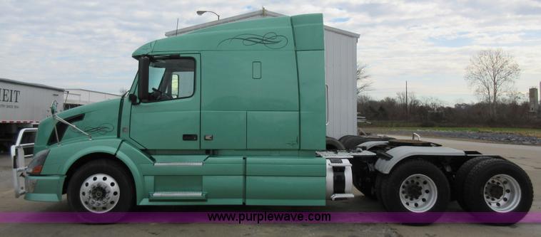 image for item L4534 2010 Volvo VNL semi truck