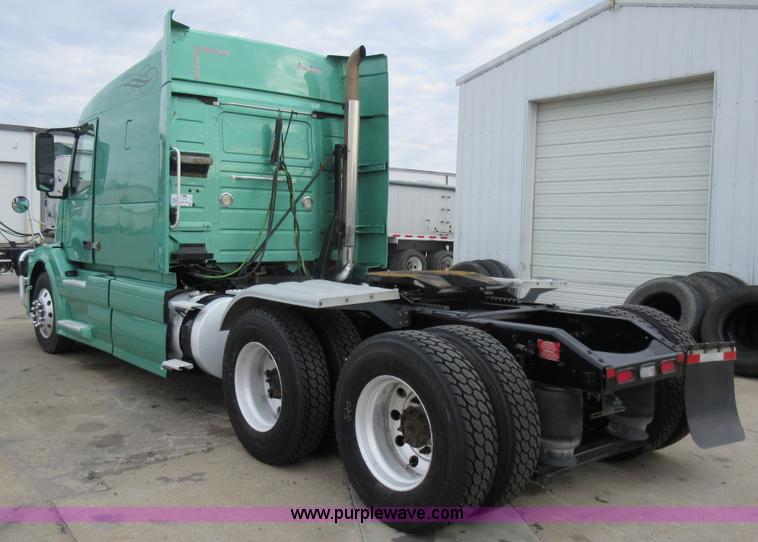 image for item L4534 2010 Volvo VNL semi truck