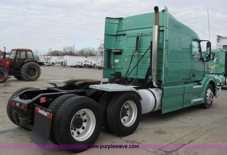 image for item L4534 2010 Volvo VNL semi truck