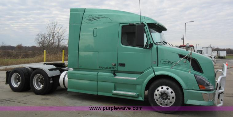 image for item L4534 2010 Volvo VNL semi truck