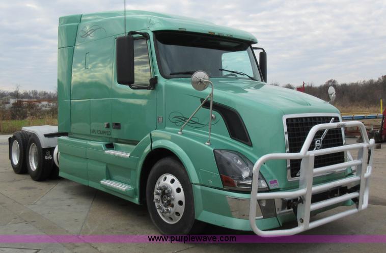 image for item L4534 2010 Volvo VNL semi truck