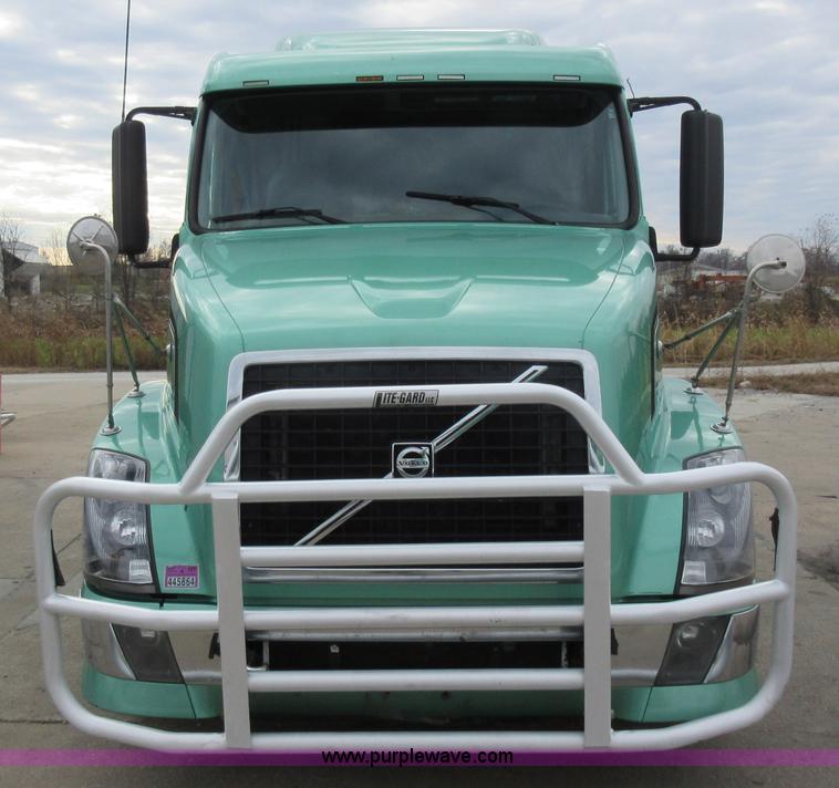 image for item L4534 2010 Volvo VNL semi truck